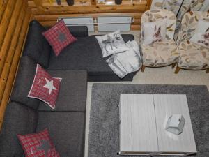 ユッラスヤルヴィにあるHoliday Home Tunturivuokko 2 by Interhomeのリビングルーム(ソファ、椅子付)のオーバーヘッドビュー