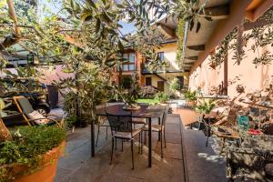 A garden outside A due passi dal Castello