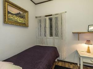Schlafzimmer mit einem Bett und einem Fenster in der Unterkunft Holiday Home Päivärinne by Interhome in Tallnäs
