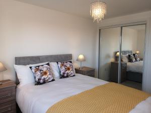 Un dormitorio con una cama grande con almohadas. en Mycosy At The Ocean en Aberdeen