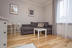 - un salon avec un canapé et une table dans l'établissement CR Apartament w sercu miasta Lipowa 1, à Białystok