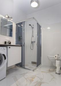 bagno con doccia e servizi igienici di CR Apartament w sercu miasta Lipowa 1 a Białystok