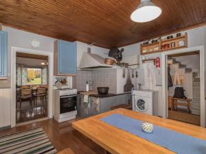 - une cuisine avec une table en bois dans une chambre dans l'établissement Holiday Home Lehtoniemi by Interhome, à Tallnäs