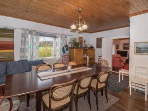 een eetkamer en een woonkamer met een tafel en stoelen bij Holiday Home Lehtoniemi by Interhome in Tallnäs