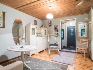 TallnäsにあるHoliday Home Puutarhurin mökki by Interhomeのテーブルと椅子、ドアが備わる部屋