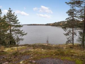 vistas a un lago con árboles en el fondo en Holiday Home Lohjanherra by Interhome, en Tallnäs