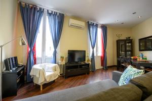 A television and/or entertainment centre at RamblasRentals Design Renovated Apartment AC Balcony10m Ramblas - Parking - Wifi