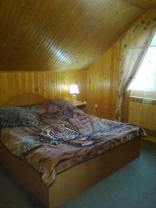 1 dormitorio con 1 cama en una habitación de madera en U Pana Ivana, en Yaremche