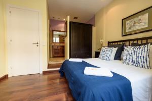 Posteľ alebo postele v izbe v ubytovaní RamblasRentals Design Renovated Apartment AC Balcony10m Ramblas - Parking - Wifi