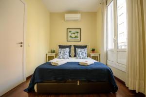 Posteľ alebo postele v izbe v ubytovaní RamblasRentals Design Renovated Apartment AC Balcony10m Ramblas - Parking - Wifi