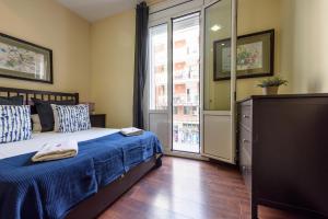 Posteľ alebo postele v izbe v ubytovaní RamblasRentals Design Renovated Apartment AC Balcony10m Ramblas - Parking - Wifi