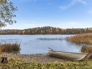 ein Boot am Ufer eines Sees in der Unterkunft Holiday Home Lehtoniemi by Interhome in Tallnäs