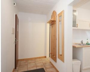 Zimmer mit einer Küche mit einem Waschbecken und einer Tür in der Unterkunft Picklapp Apartments in Hamburg
