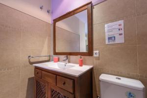 Kúpeľňa v ubytovaní RamblasRentals Design Renovated Apartment AC Balcony10m Ramblas - Parking - Wifi