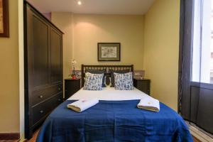 Posteľ alebo postele v izbe v ubytovaní RamblasRentals Design Renovated Apartment AC Balcony10m Ramblas - Parking - Wifi