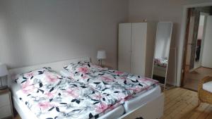 a bedroom with a bed with a floral comforter at Ferienwohnung Gartenblick in Worpswede
