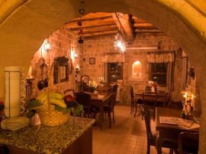 a kitchen and dining room with an archway in a restaurant at Melekler Evi Cave Hotel in Urgup
