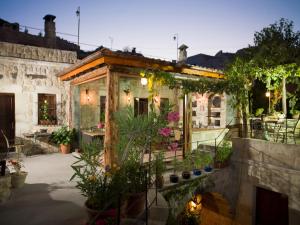 ein Haus mit einem Garten mit Pflanzen darin in der Unterkunft Melekler Evi Cave Hotel in Ürgüp