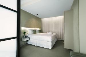 a bedroom with a white bed and a mirror at Shoreham Hotel in New York