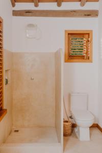 カライーバにあるCasa Pitanga - Caraívaの部屋の中にトイレ付きのバスルームがある +15枚の写真