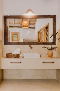 カライーバにあるCasa Pitanga - Caraívaの洗面台と鏡のあるバスルーム
