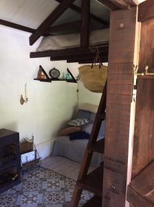 Postel nebo postele na pokoji v ubytování Unique Tiny House with Natural Building Techniques