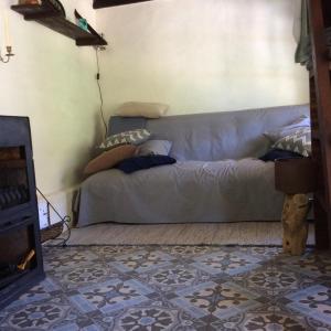 Posezení v ubytování Unique Tiny House with Natural Building Techniques