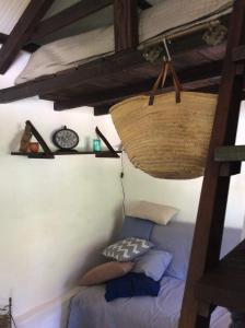Postel nebo postele na pokoji v ubytování Unique Tiny House with Natural Building Techniques