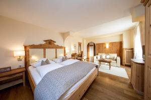 Gallery image of Romantik Hotel Oberwirt in Marlengo