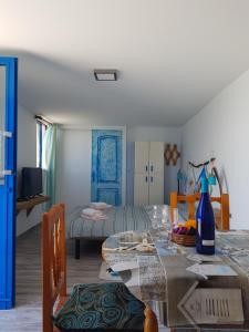 - une salle à manger avec une table et un lit dans l'établissement Sueño de Mar, à Güimar
