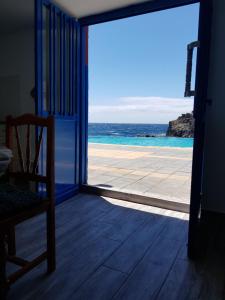 a room with a door open to the ocean at Sueño de Mar in Güimar