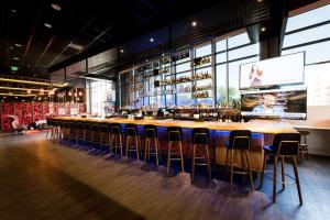 a long bar with stools in a restaurant at The Kartrite Resort and Indoor Waterpark in Monticello