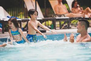 un groupe de personnes jouant dans une piscine dans l'établissement The Kartrite Resort and Indoor Waterpark, à Monticello