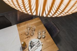stół z kieliszkami do wina i sztućcami w obiekcie Hissla Riquewihr Le Schlupf & La Perle w mieście Riquewihr