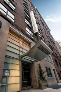 un bâtiment avec un panneau à l'avant dans l'établissement Shoreham Hotel, à New York