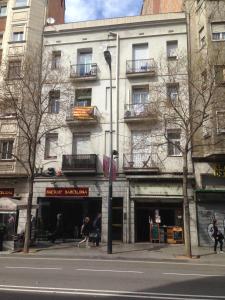 un edificio en una calle con gente caminando delante de él en Mejor Apartamento en Plaza España con Parking Gratuito, en Barcelona