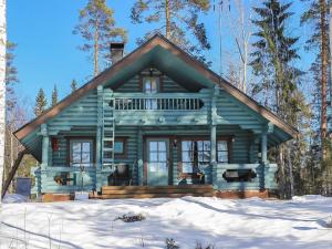 une cabane en rondins dans les bois dans la neige dans l'établissement Holiday Home Marjaranta by Interhome, à Konnevesi