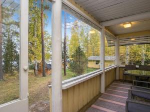 eine abgeschirmte Veranda mit Waldblick in der Unterkunft Holiday Home Orava-apaja by Interhome in Pitkälahti + 29 Fotos