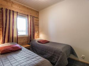 アカスロンポロにあるHoliday Home Hil-lak-ka 9 by Interhomeのベッドルーム1室(ベッド2台、窓付)