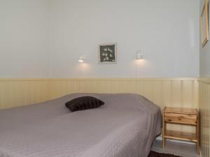アカスロンポロにあるHoliday Home Yllästar 2 as 302 by Interhomeのベッドルーム1室(枕付)