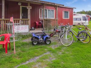 un grupo de motos y bicicletas estacionadas frente a una casa en Holiday Home Tuisku by Interhome, en Punkalaidun