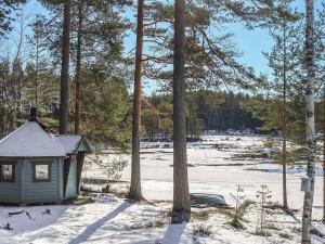 Une petite maison dans la neige à côté de quelques arbres dans l'établissement Holiday Home Marjaranta by Interhome, à Konnevesi