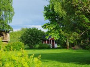 PohjavaaraにあるHoliday Home Vaaran loma-asunto by Interhomeの木立のある庭の中の家