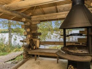 HaraにあるHoliday Home Kytöranta by Interhomeの湖の景色を望む木造キャビン内のコンロ