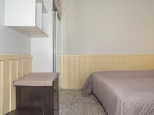アカスロンポロにあるHoliday Home Yllästar 2 as 302 by Interhomeの小さなベッドルーム(ベッド1台、ベンチ付)