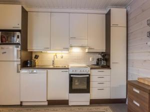 Kuchyň nebo kuchyňský kout v ubytování Holiday Home Hil-lak-ka ii as 7 by Interhome