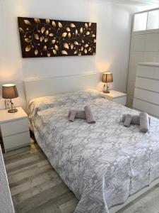 ロス・クリスティアーノスにあるLos Cristianos Port Royale 157のベッドルーム1室(大型ベッド1台、ランプ2つ付)