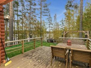 una terraza de madera con una mesa y un banco. en Holiday Home Kytöranta by Interhome, en Hara
