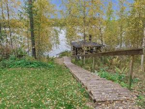 un chemin menant à une maison dans les bois dans l'établissement Holiday Home Kytöranta by Interhome, à Hara 35 autres photos