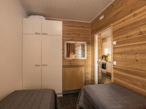 アカスロンポロにあるHoliday Home Hil-lak-ka 9 by Interhomeのベッドルーム1室(ベッド1台、白いキャビネット付)